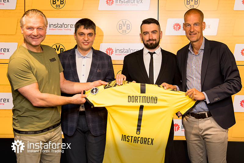 Legend of Borussia Dortmund Wolfgang de Beer, Business Development Director for InstaSpot Pavel Shkapenko, InstaSpot  Business Development Director for Asia Roman Tcepelev and CEO of Borusssia Carsten Cramer hold the symbolic Borussia-Instaforex jersey.